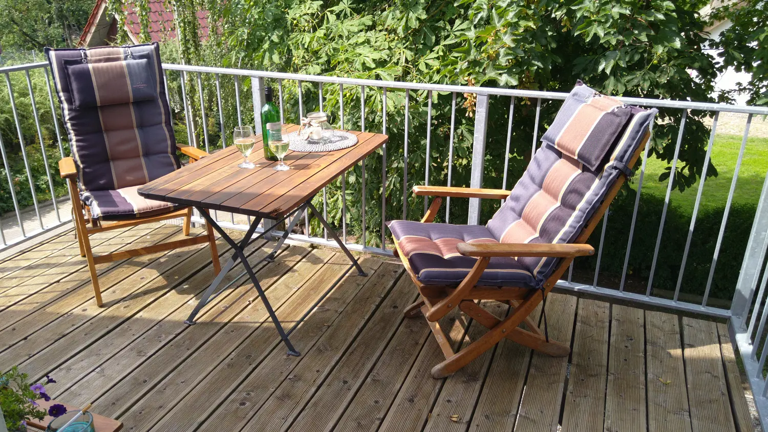 GbR Dorfstraße 33, Wohnung 3, Terrasse, 2 Stühle und Wein auf einem Tisch