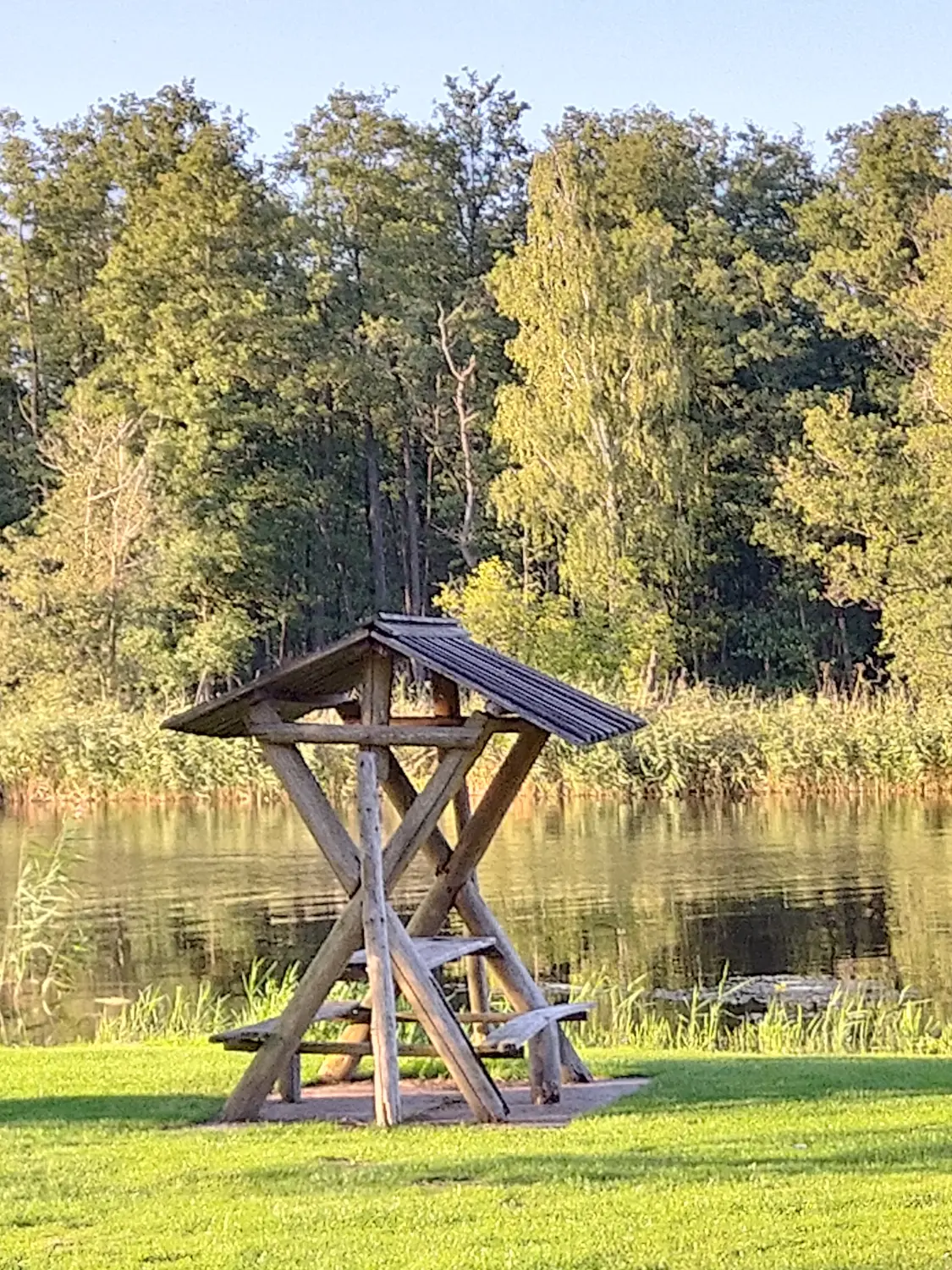 Eine Sitzbank neben einem See