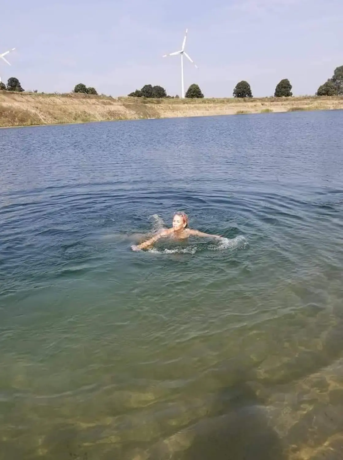 Eine Person schwimmt im Wasser