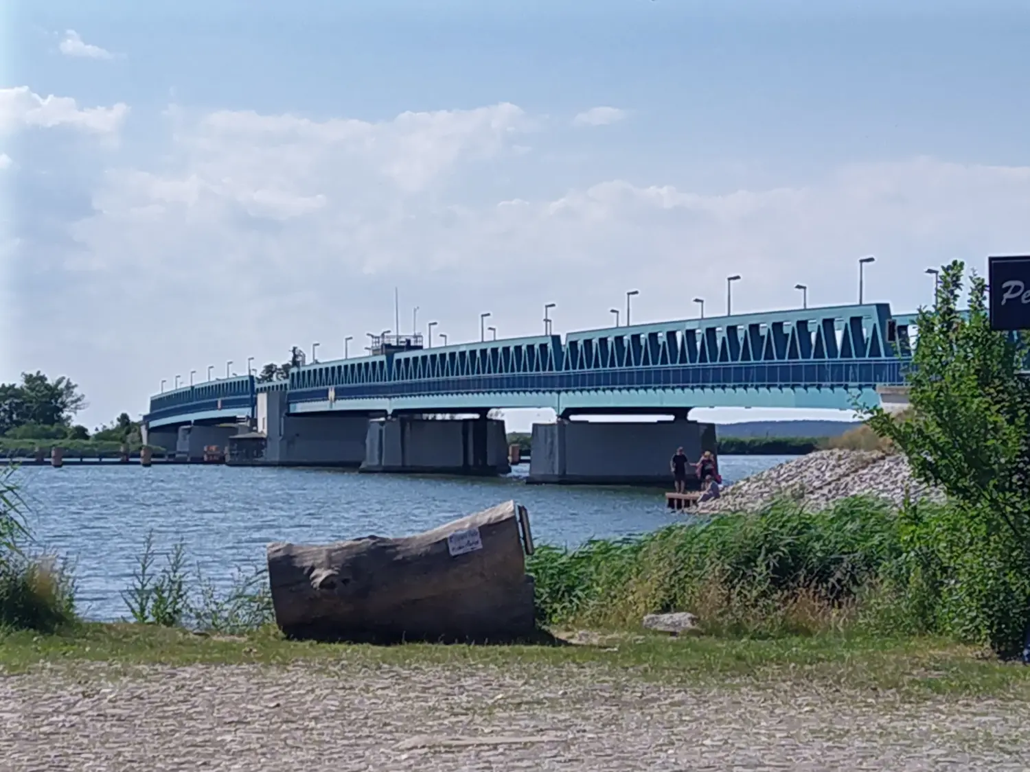 Fluss unter einer Brücke