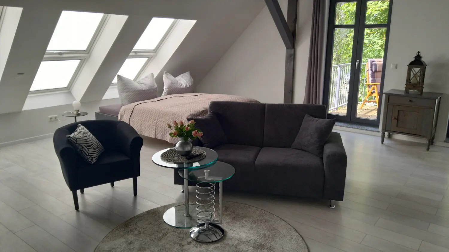 GbR Dorfstraße 33, Wohnung 3, Schlafzimmer mit Sofas und Couchtisch